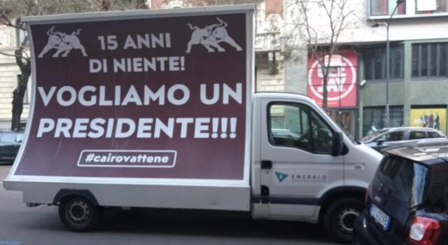 “15 anni di niente! Vogliamo un presidente”. Un altro camion vela per contestare Cairo