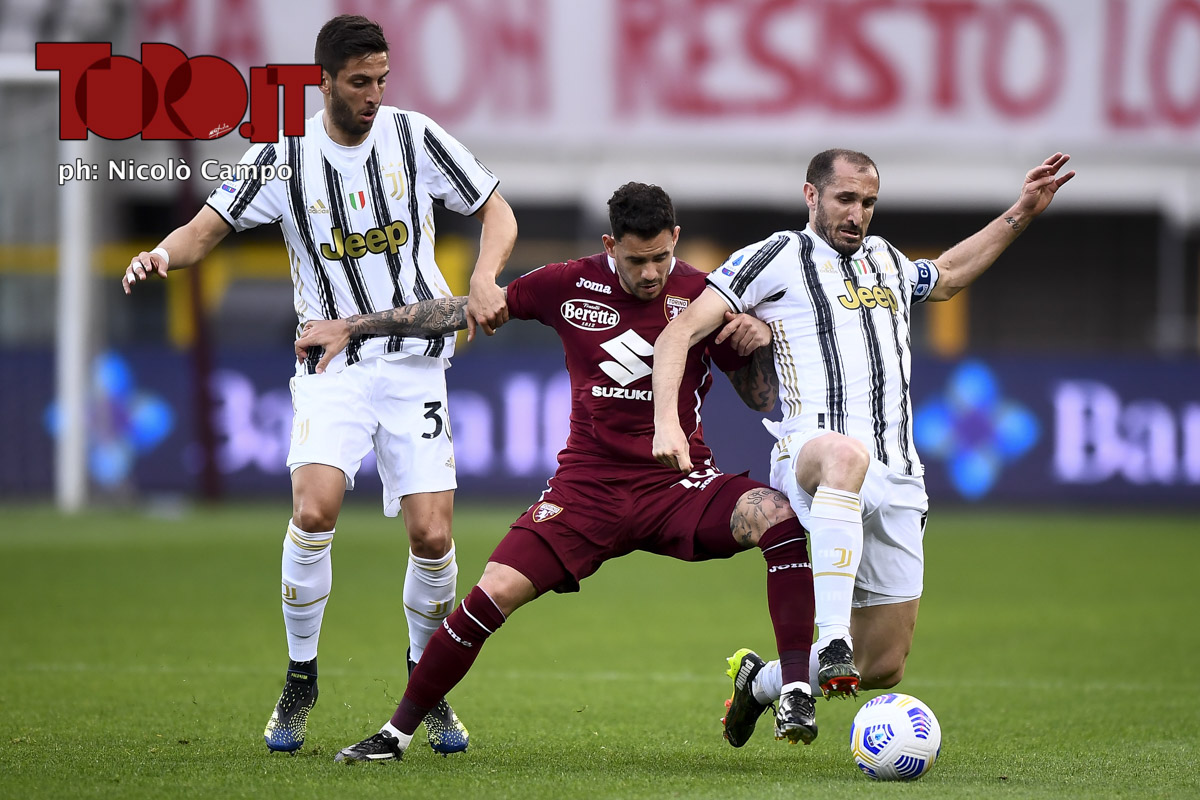 Antonio Sanabria tra Rodrigo Bentancur e Giorgio Chiellini in Torino-Juventus 2-2, serie A 2020/2021