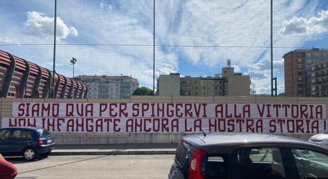 Raduno al Filadelfia / 500 tifosi, cori per la squadra, contestata la società