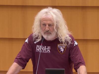 Mick Wallace l’ha rifatto: al Parlamento Europeo con la maglia del Toro