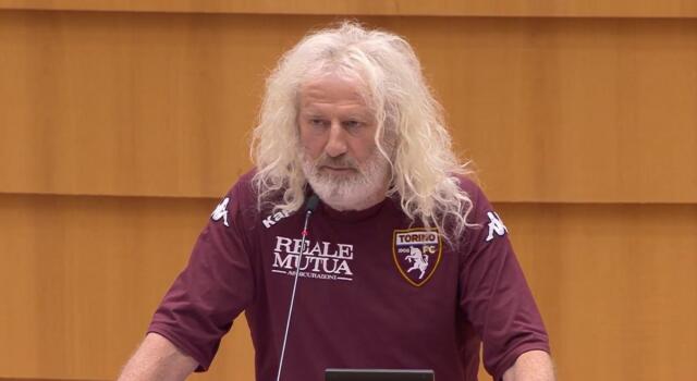 Mick Wallace l’ha rifatto: al Parlamento Europeo con la maglia del Toro