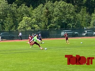 Milinkovic-Savic prova le punizioni: show a fine allenamento