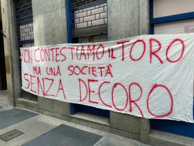 Torino, striscioni contro Cairo davanti alla sede del club