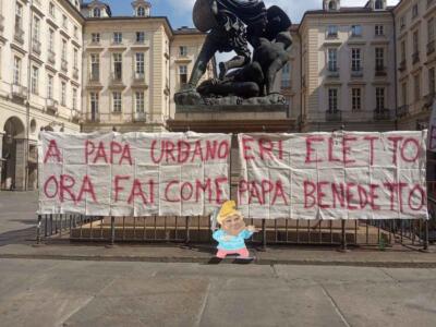 Torino, contestazione dei tifosi davanti al Comune