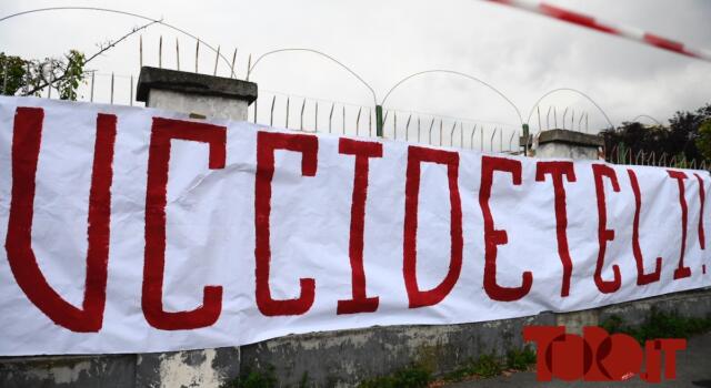 Toro, la carica dei tifosi prima del derby: in 200 fuori dallo stadio