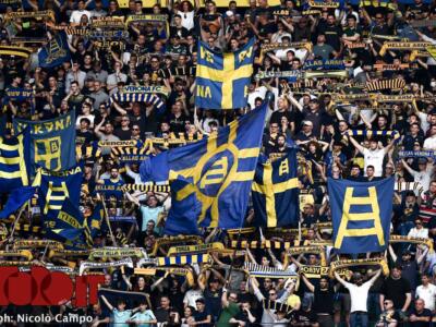 Verona-Torino, tifoso dell’Hellas mima l’aereo e lo schianto: il VIDEO