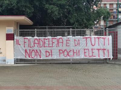 Striscioni al Filadelfia nel giorno della mostra: “Piazzale sempre aperto”