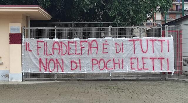 Striscioni al Filadelfia nel giorno della mostra: “Piazzale sempre aperto”