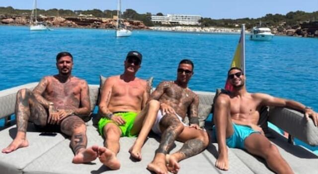 Izzo e Mandragora insieme in vacanza a Ibiza