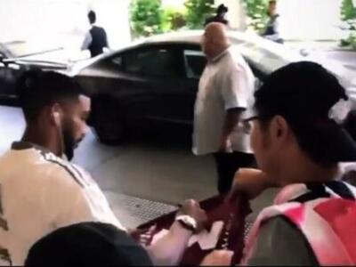 Torino, Bremer firma una maglia a un tifoso granata dal ritiro con la Juve