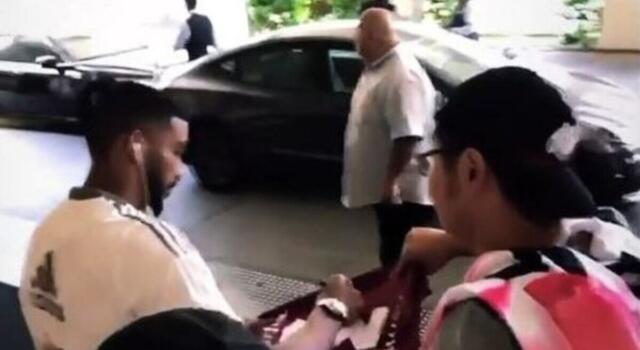 Torino, Bremer firma una maglia a un tifoso granata dal ritiro con la Juve