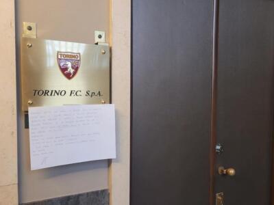 Bremer, il messaggio di un tifoso sotto la sede: “Non si è capito nulla di cosa sia il Toro”