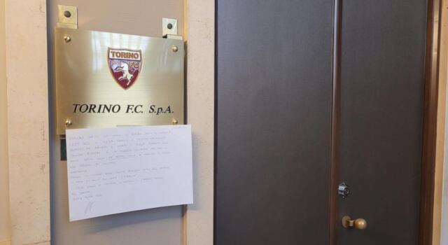 Bremer, il messaggio di un tifoso sotto la sede: “Non si è capito nulla di cosa sia il Toro”