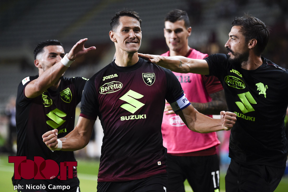 Sasa Lukic esulta, terza maglia