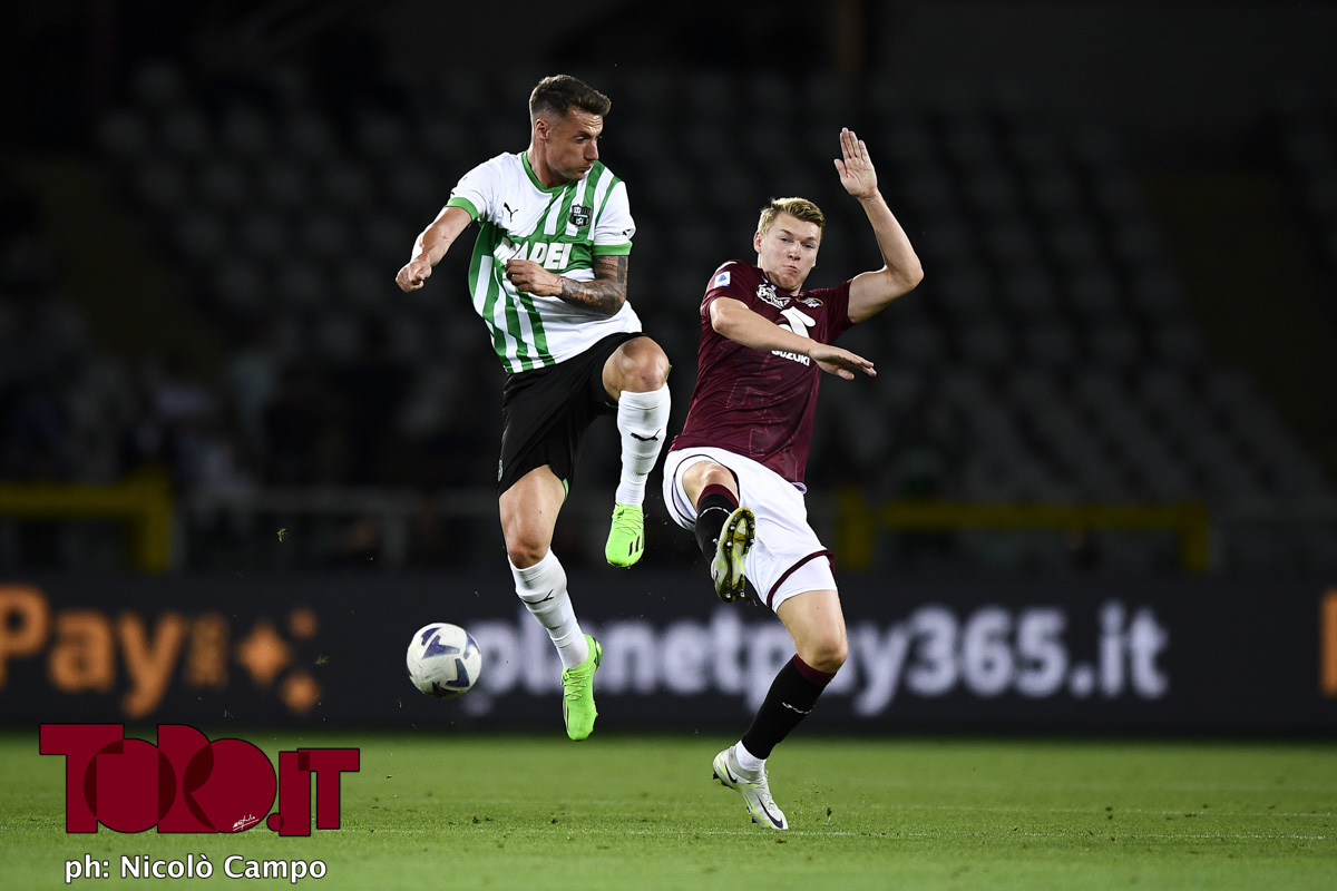 Andrea Pinamonti e Perr Schuurs in Torino-Sassuolo 0-1