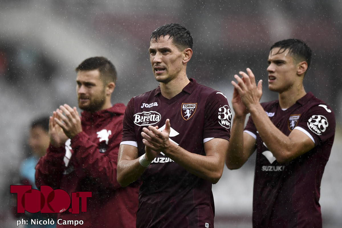 Karol Linetty, Sasa Lukic e Samuele Ricci applaudono