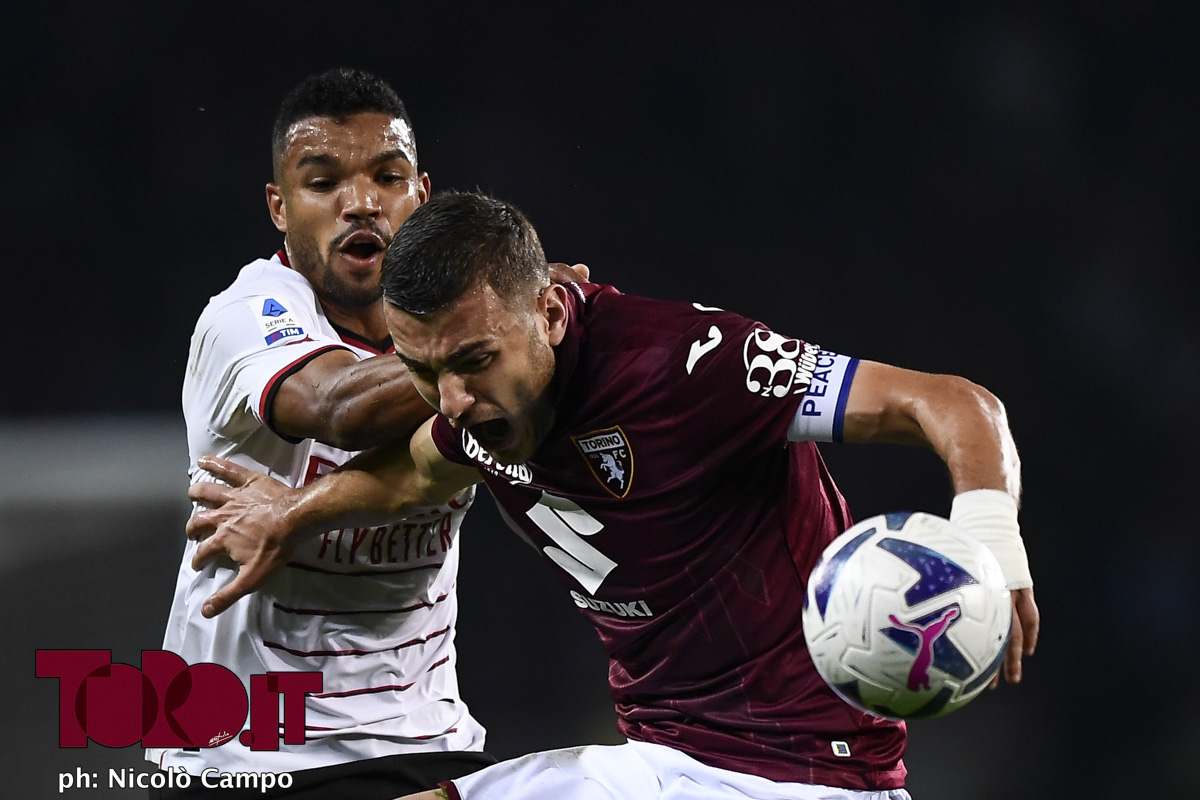Junior Messias spinge Alessandro Buongiorno in Torino-Milan 2-1, serie A 2022/2023
