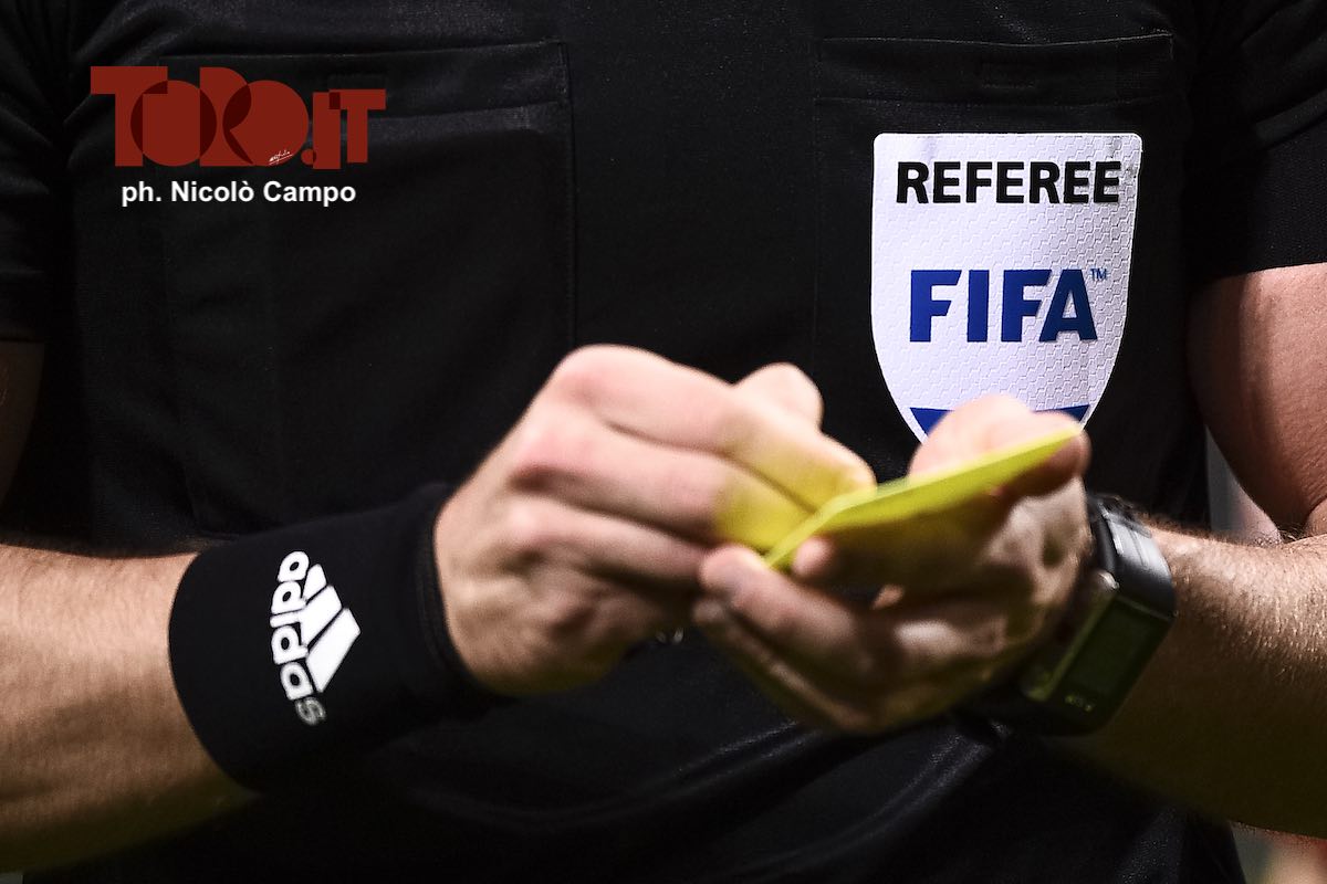 https://www.toro.it/wp-content/uploads/2022/10/arbitro_cartellino_giallo.jpg Torino-Udinese, Crezzini aiutato dal Var sul gol friulano