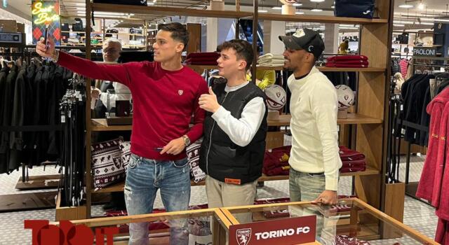 Ricci e Lazaro incontrano i tifosi: foto, autografi e tanto affetto per i due calciatori