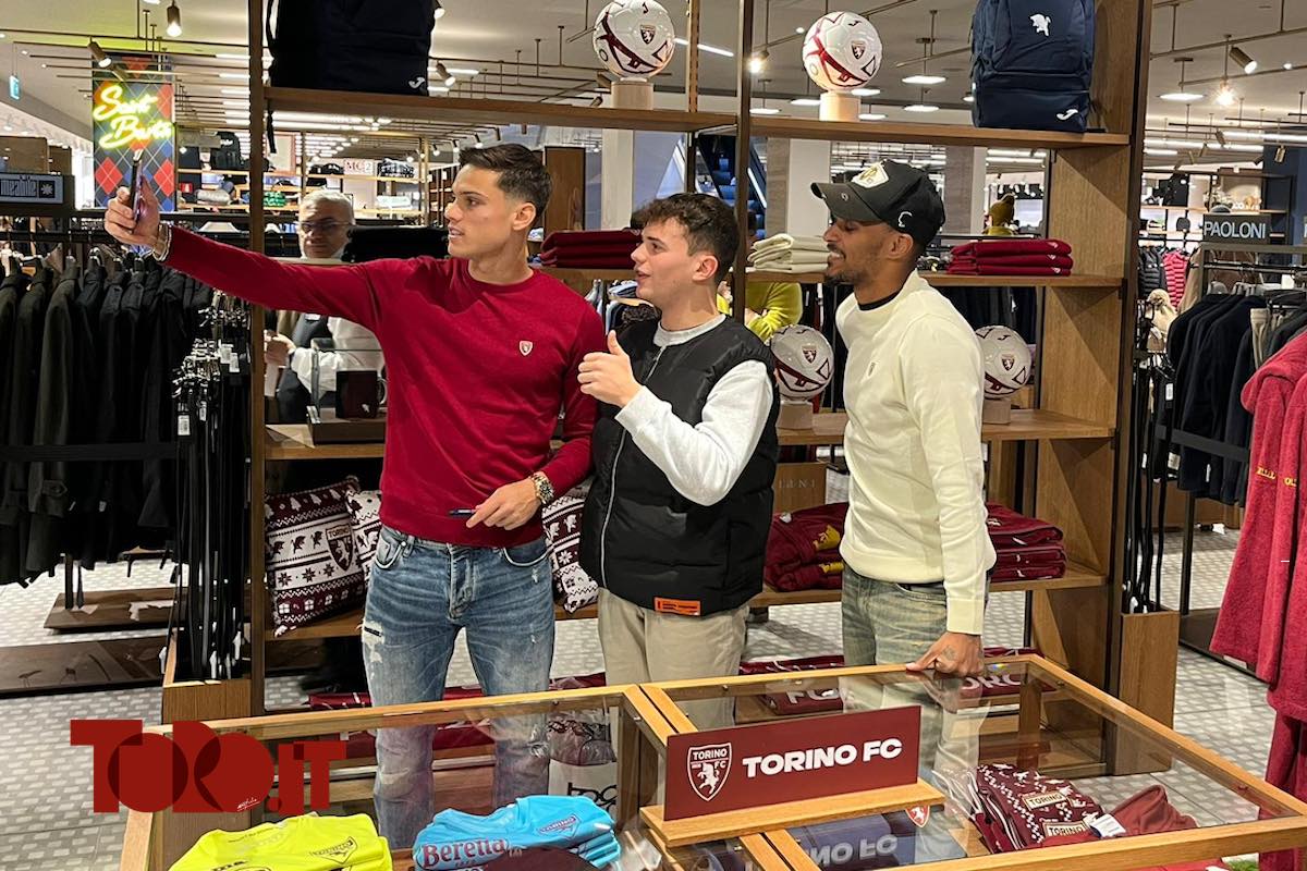 Ricci e Lazaro, selfie con un tifoso