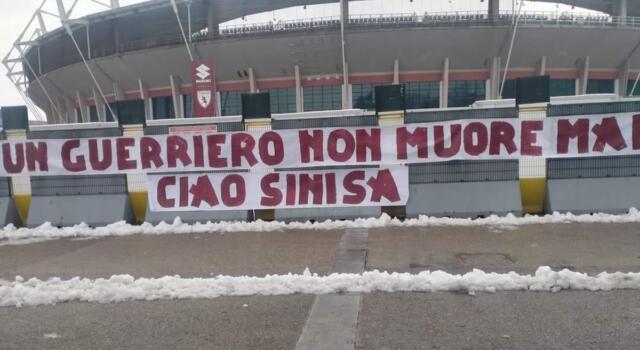 Mihajlovic, l’omaggio dei tifosi del Toro: “Un guerriero non muore mai. Ciao Sinisa”