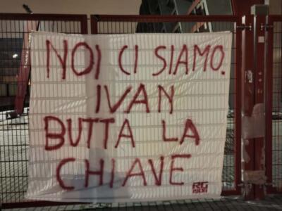 “Noi ci siamo, Ivan butta la chiave”, “Urby vacci tu a Vercelli”: gli striscioni al Fila