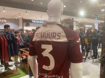 Torino, ecco la maglia speciale per Suzuki: in 200 per Schuurs alla Rinascente