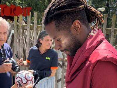 Prime foto e autografi per Tameze: il benvenuto dei tifosi granata