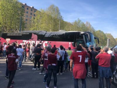 Torino-Juventus, bagno di folla per l’arrivo del pullman granata / VIDEO