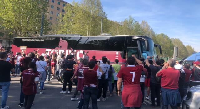 Torino-Juventus, bagno di folla per l’arrivo del pullman granata / VIDEO