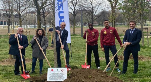 Suzuki, 11 alberi di fronte allo stadio per gli 11 anni con il Torino