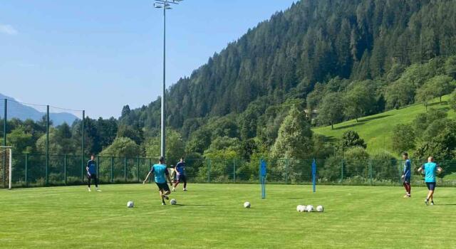 Pinzolo, l’allenamento pomeridiano Lazaro ispirato nelle punizioni