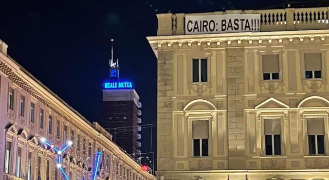 “Cairo: basta!!!”. Lo striscione in Piazza San Carlo