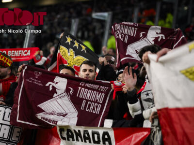 Benfica: i tifosi sventolano le bandiere del Toro all’Allianz Stadium