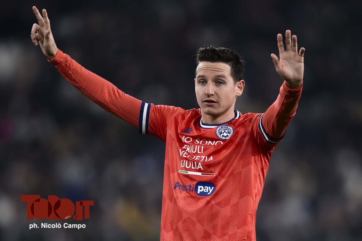 Florian Thauvin dell'Udinese dà indicazioni ai compagni