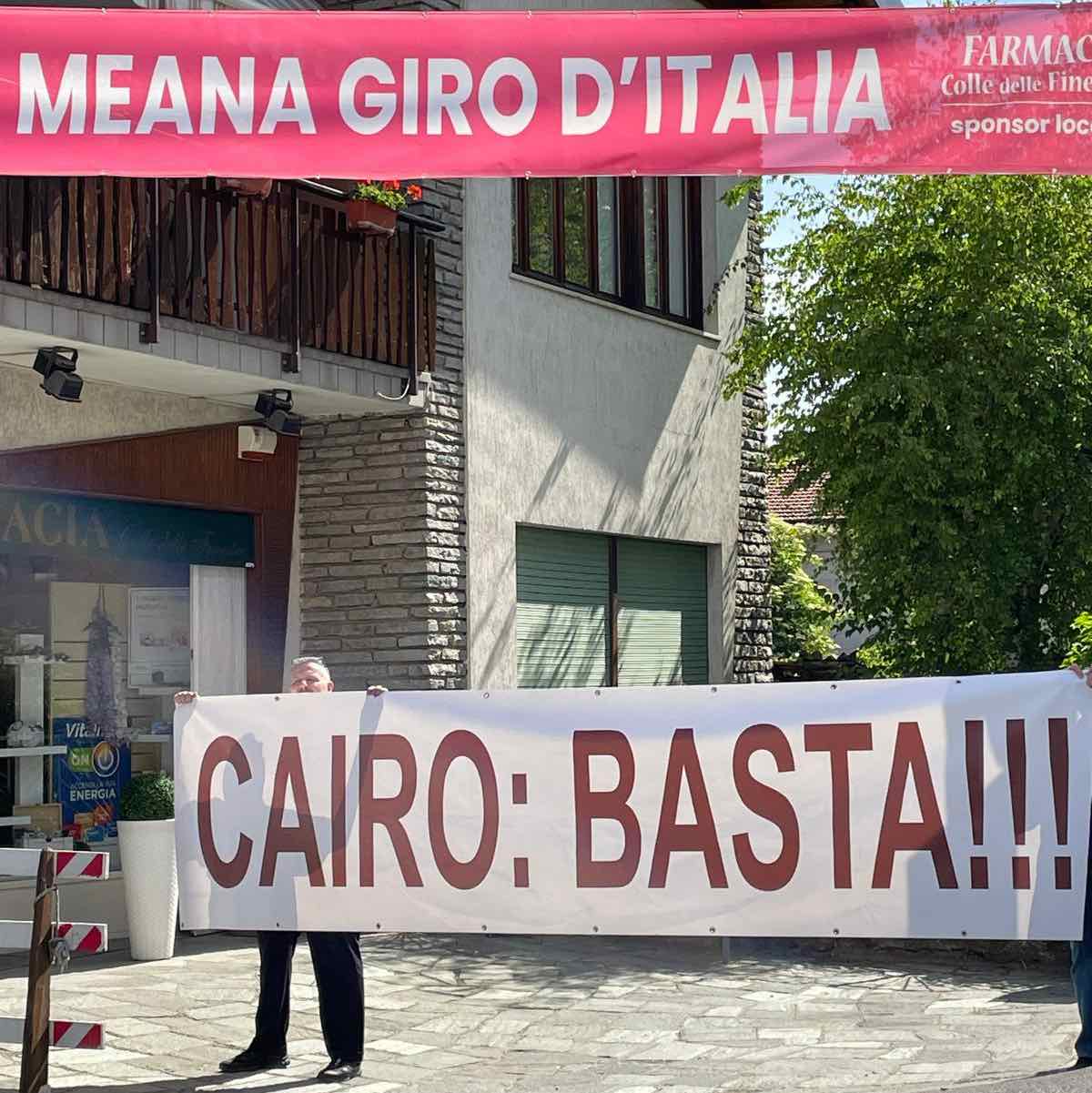 Striscione contro Cairo al Giro