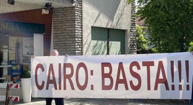 Messaggi lungo le strade e lo striscione “Cairo Basta”: continua la protesta al Giro