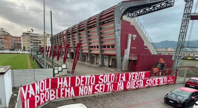 Striscione per Vanoli: “Hai detto solo la verità, il problema è questa società”