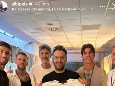 Il Toro al concerto di Cremonini: Cesare posa con la maglia granata