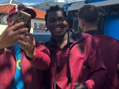 La Primavera applaudita dai tifosi: foto e autografi all’uscita dal campo \ VIDEO