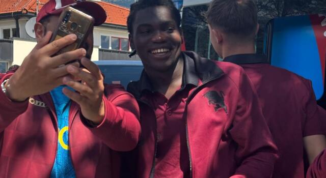 La Primavera applaudita dai tifosi: foto e autografi all&#8217;uscita dal campo \ VIDEO