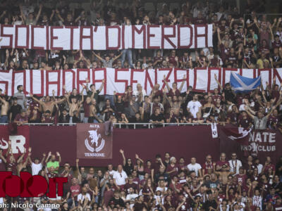 Gli striscioni contro Cairo e squadra in Maratona: “Vendi”, “Basta umiliazioni”