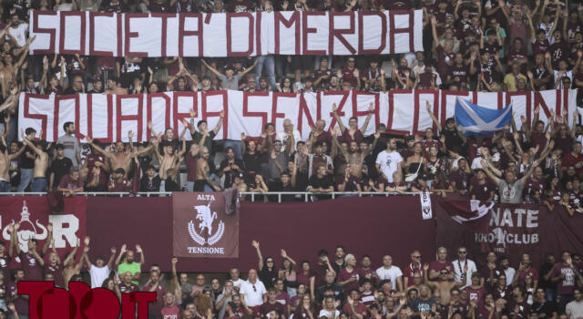 Gli striscioni contro Cairo e squadra in Maratona: “Vendi”, “Basta umiliazioni”