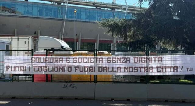 &#8220;Squadra e società senza dignità&#8221;: lo striscione allo stadio Grande Torino