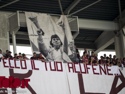 Lo striscione della Maratona: “Ecco il tuo acufene”