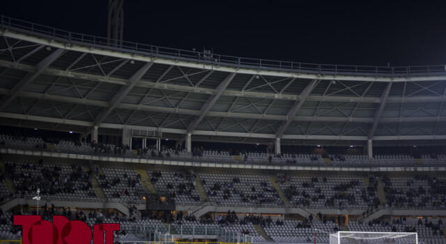 Torino, stadio tappezzato di cartelli anti-Cairo: è contestazione ad oltranza
