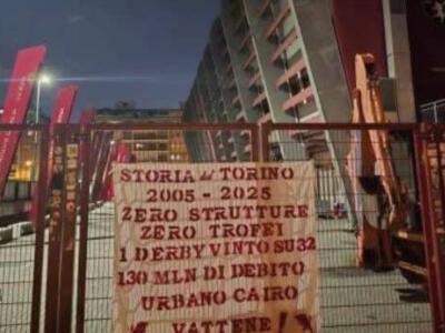 Uno striscione contro Cairo in giro per Torino: “Zero strutture, zero trofei. Vattene”