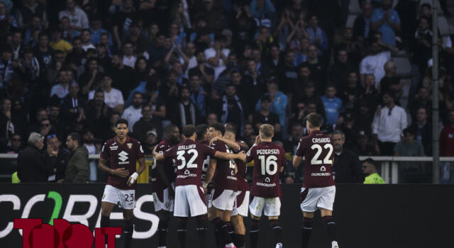 Foto di squadra per il Torino: presente anche il presidente Cairo