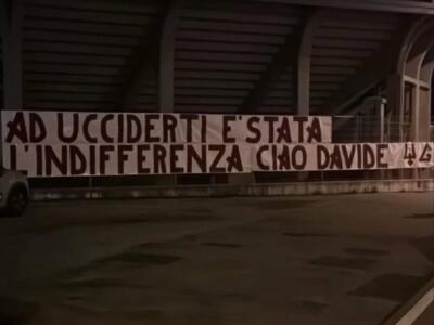 La curva Maratona saluta Davide con uno striscione di cordoglio al Filadelfia