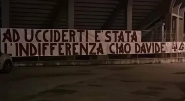 La curva Maratona saluta Davide con uno striscione di cordoglio al Filadelfia